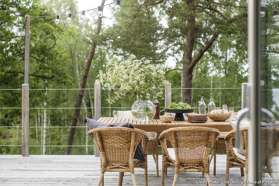 Table en bois d'extérieur et chaises en rotin ou osier. On met la table pour le dîner ! Plateau en bois HK-living et vase Ernst.