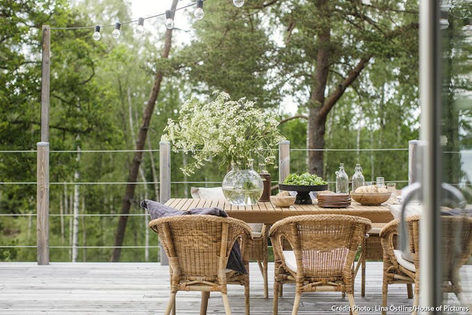 Table en bois d'extérieur et chaises en rotin ou osier. On met la table pour le dîner ! Plateau en bois HK-living et vase Ernst.