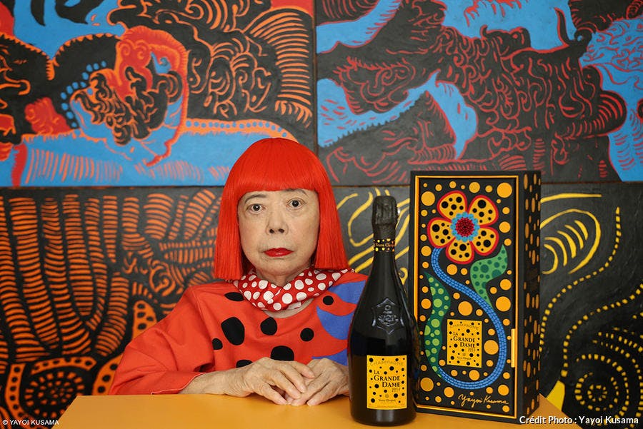 Portrait avec bouteille de l'artiste aux cheveux rouges Yayoi Kusama.