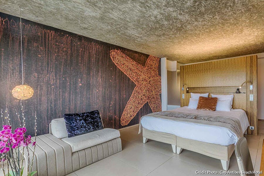 Room tour d'une chambre au Cap Antibes Beach Hotel avec une déco murale.