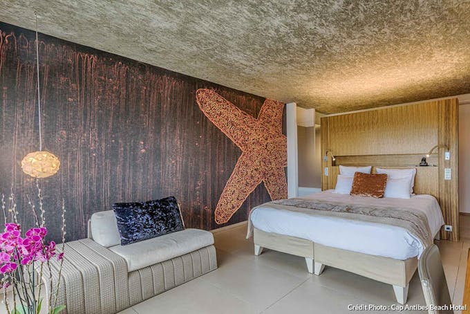 Room tour d'une chambre au Cap Antibes Beach Hotel avec une déco murale.