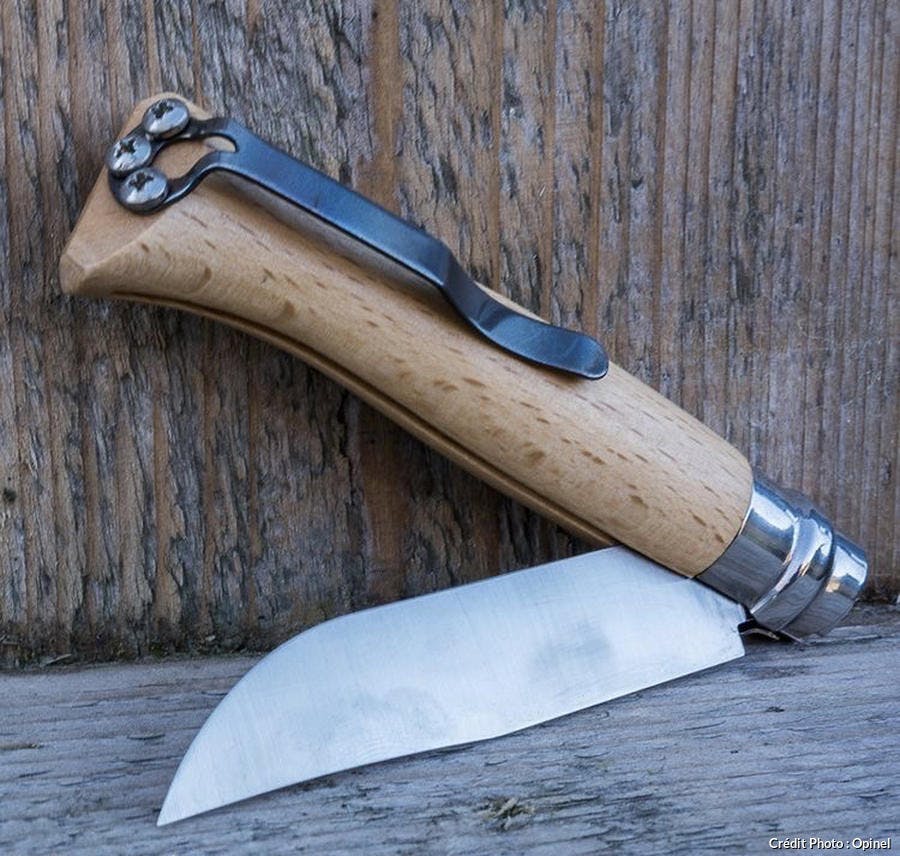 Un couteau Opinel en bois pour un pique-nique à la montagne