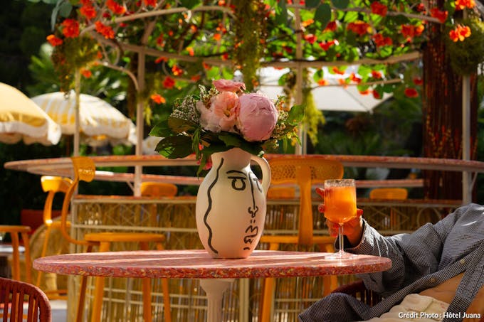 Pichet vase style Picasso sur table à l'extérieur au PASEO avec fleurs.