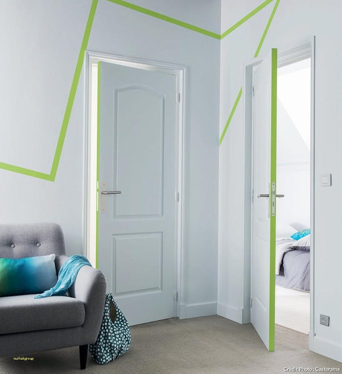 Masking tape vert fluo sur porte et murs blancs en formes géométriques.
