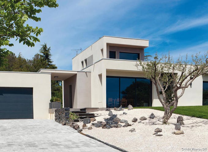 Maison contemporaine avec un sol en pierre et un jardin zen