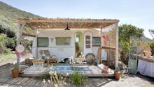 Une caravane transformée en micro maison de vacances