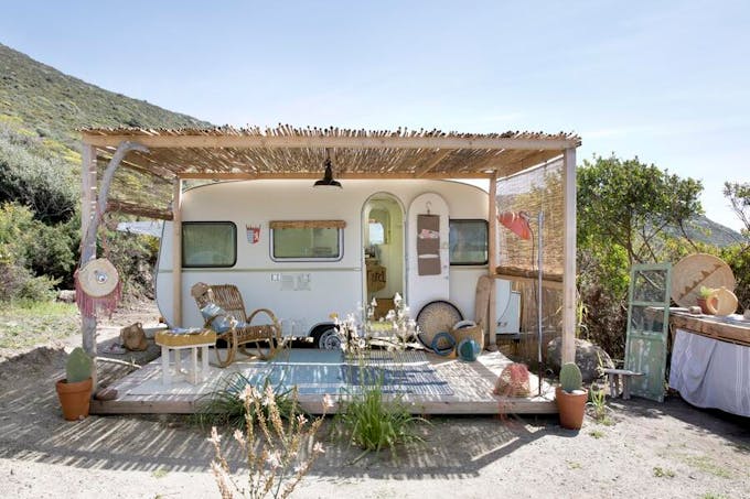 Une caravane transformée en petite maison de vacances