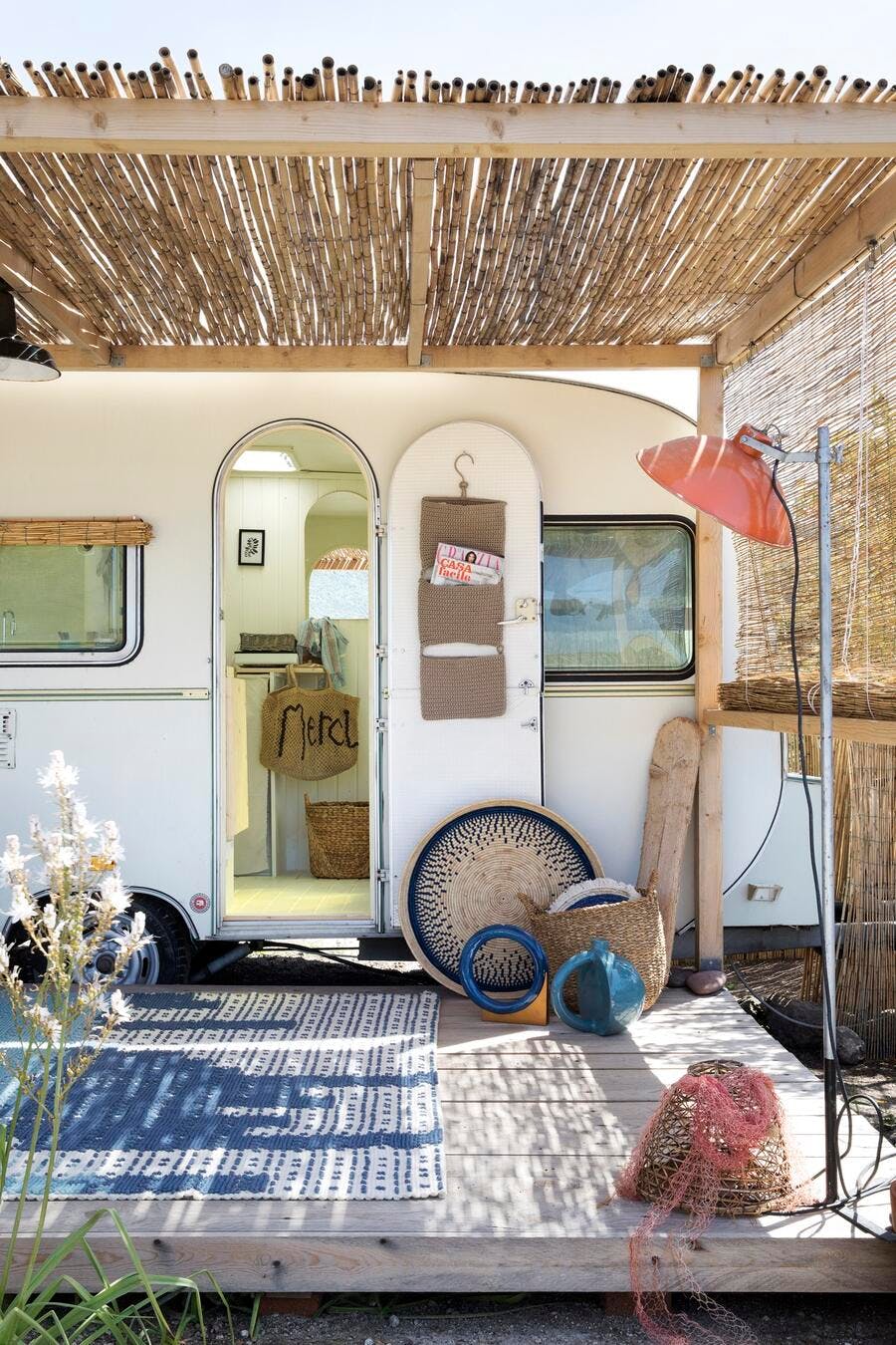 Une caravane transformée en petite maison de vacances