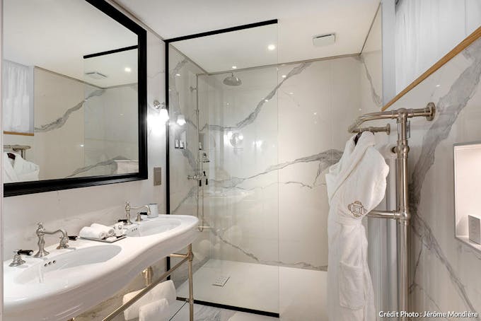 Une salle de bain à l'hôtel Richier de Belleval. 