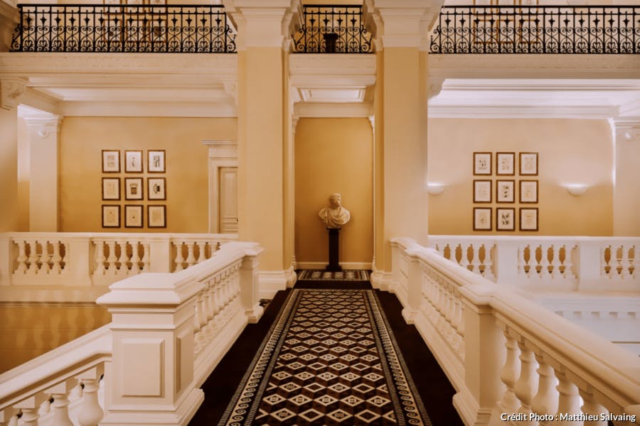 Style renaissance aux balustrades blanches pour le couloir du Saint-James.
