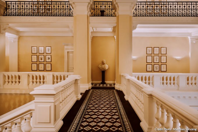 Style renaissance aux balustrades blanches pour le couloir du Saint-James.