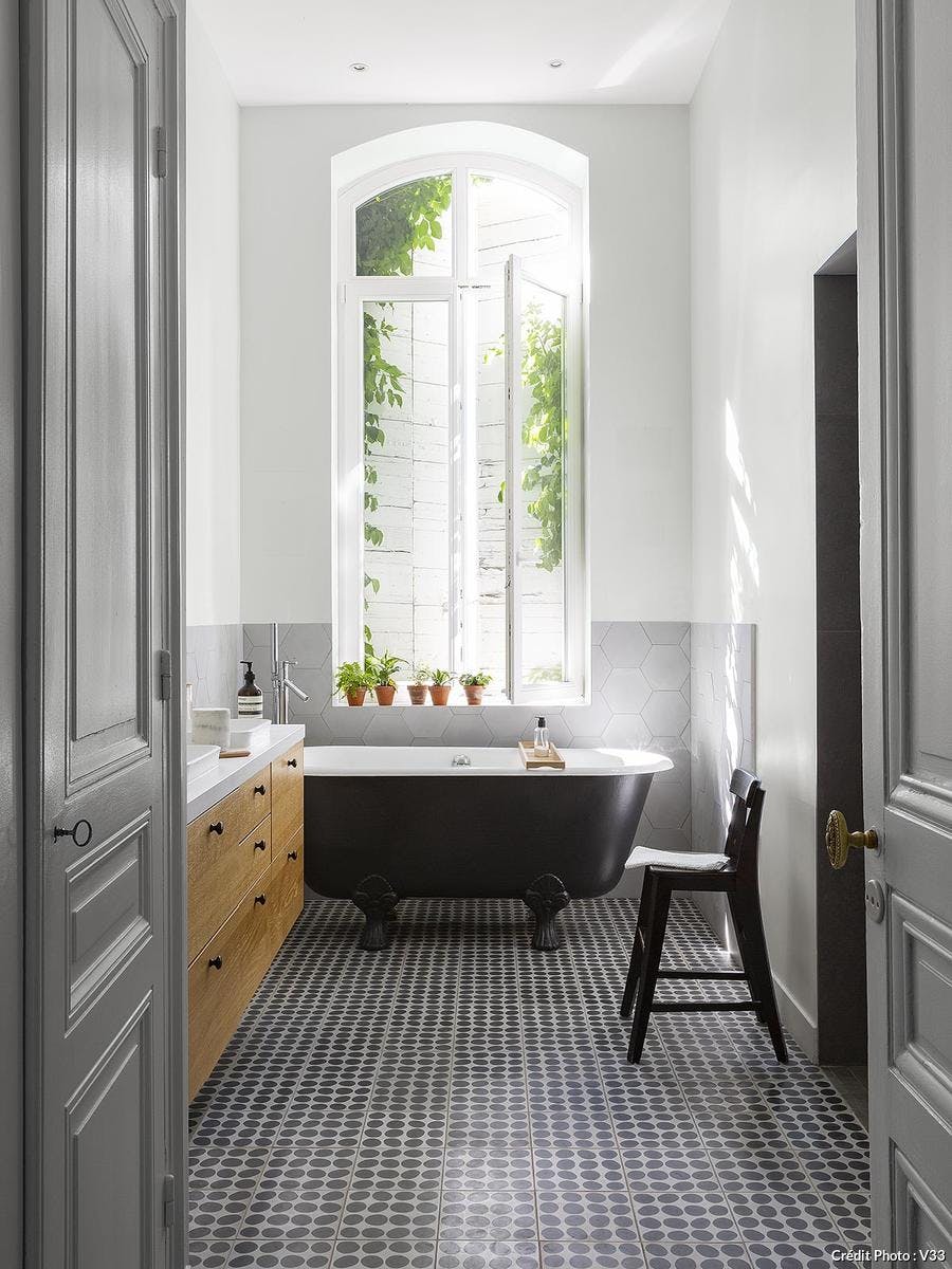 salle de bains élégante blanche et grise