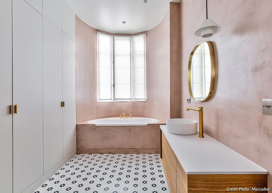 grande salle de bains blanche et murs rose pâle