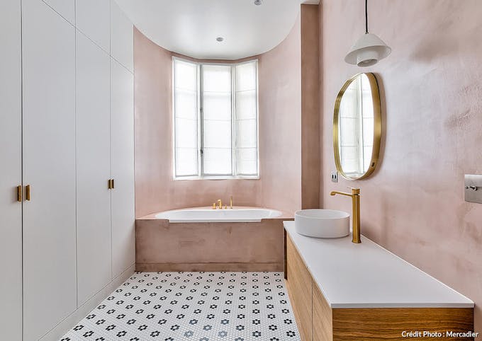 grande salle de bains blanche et murs rose pâle