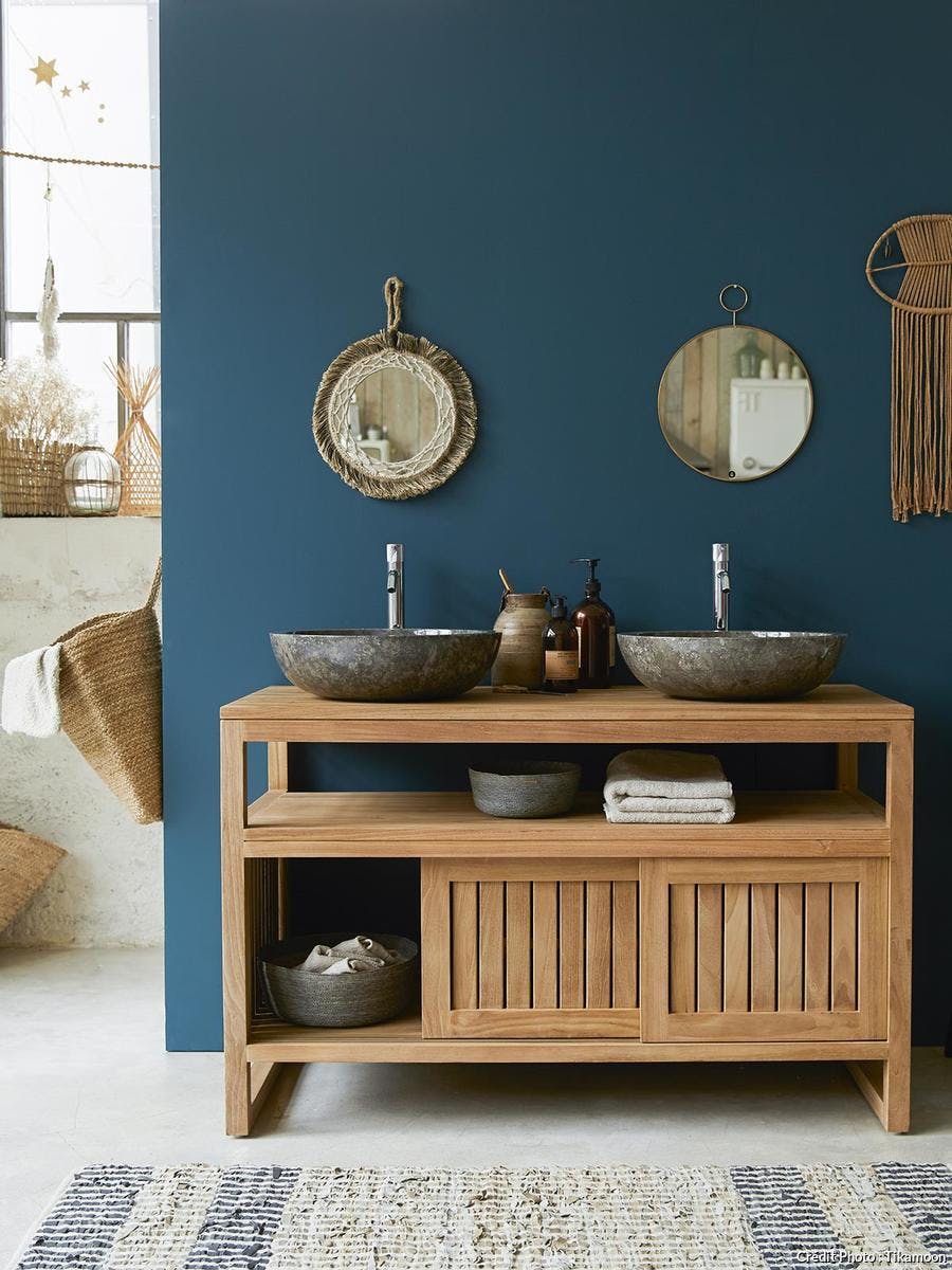 salle de bains bleu foncé et meubles en bois