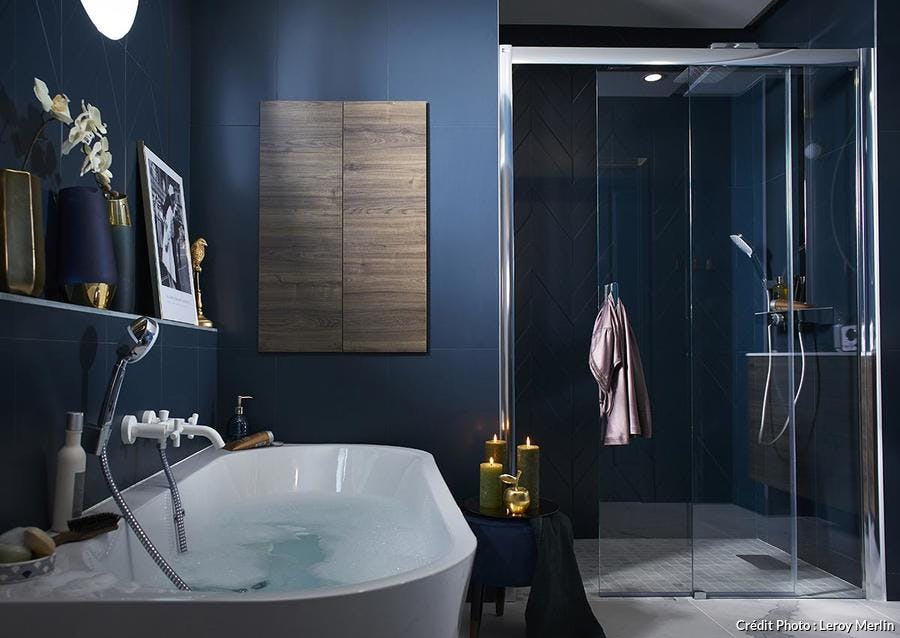 salle de bains murs bleus marines