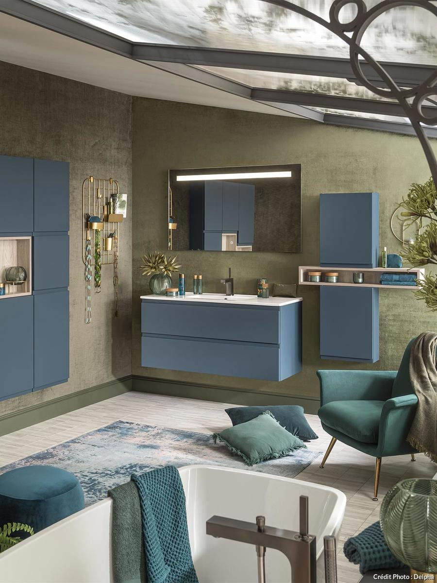 salle de bains meubles bleus et petite décoration verte