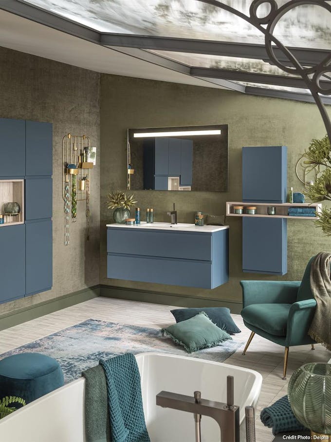 salle de bains meubles bleus et petite décoration verte