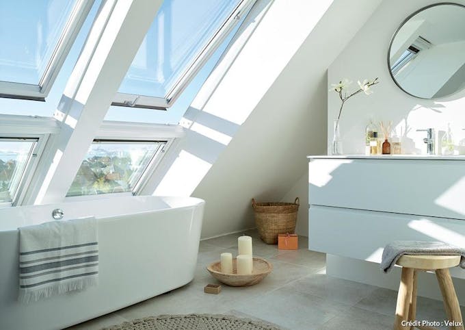 salle de bains cosy avec grandes fenêtres de toit