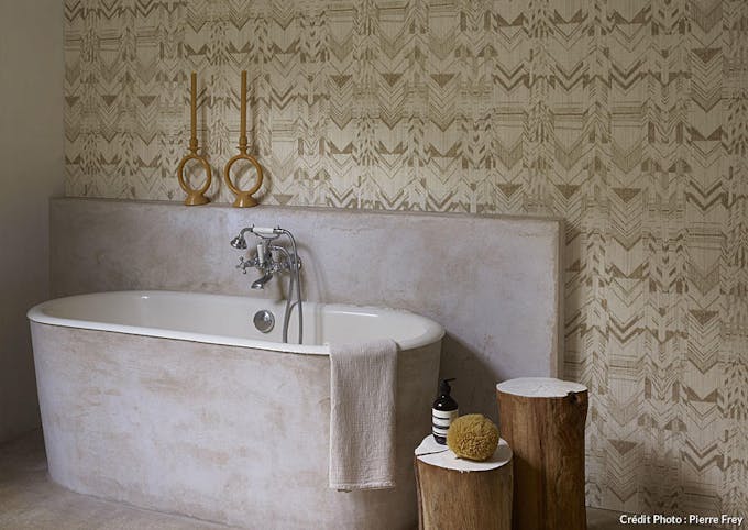salle de bains avec papier peint beige