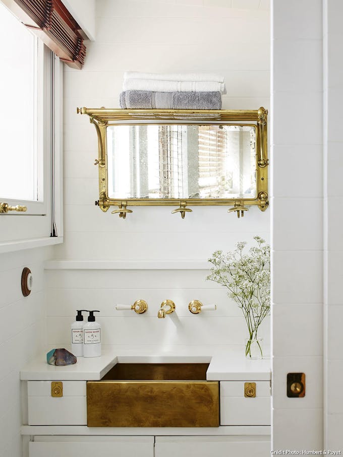 salle de bains blanche et dorée