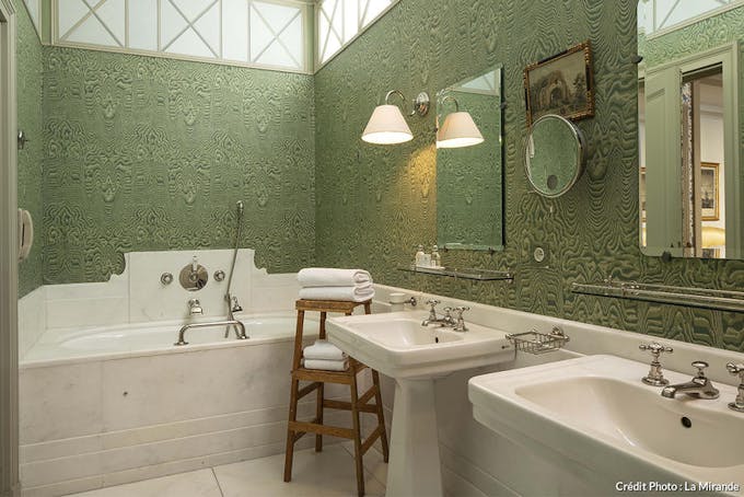 Salle de bain vintage avec baignoire à La Mirande. 