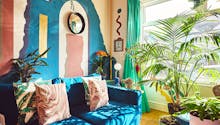 Une maison multicolore d'inspiration Memphis