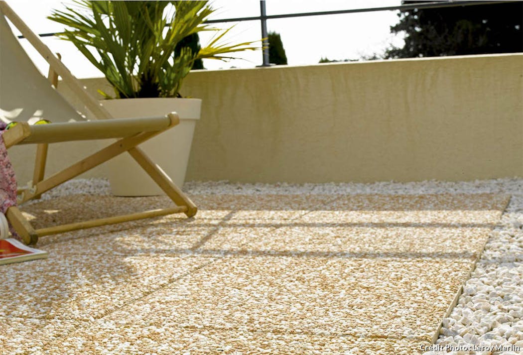 Nettoyer une terrasse en pierre avec brio, avec deux ou trois moyens  simples et en quelques minutes chrono
