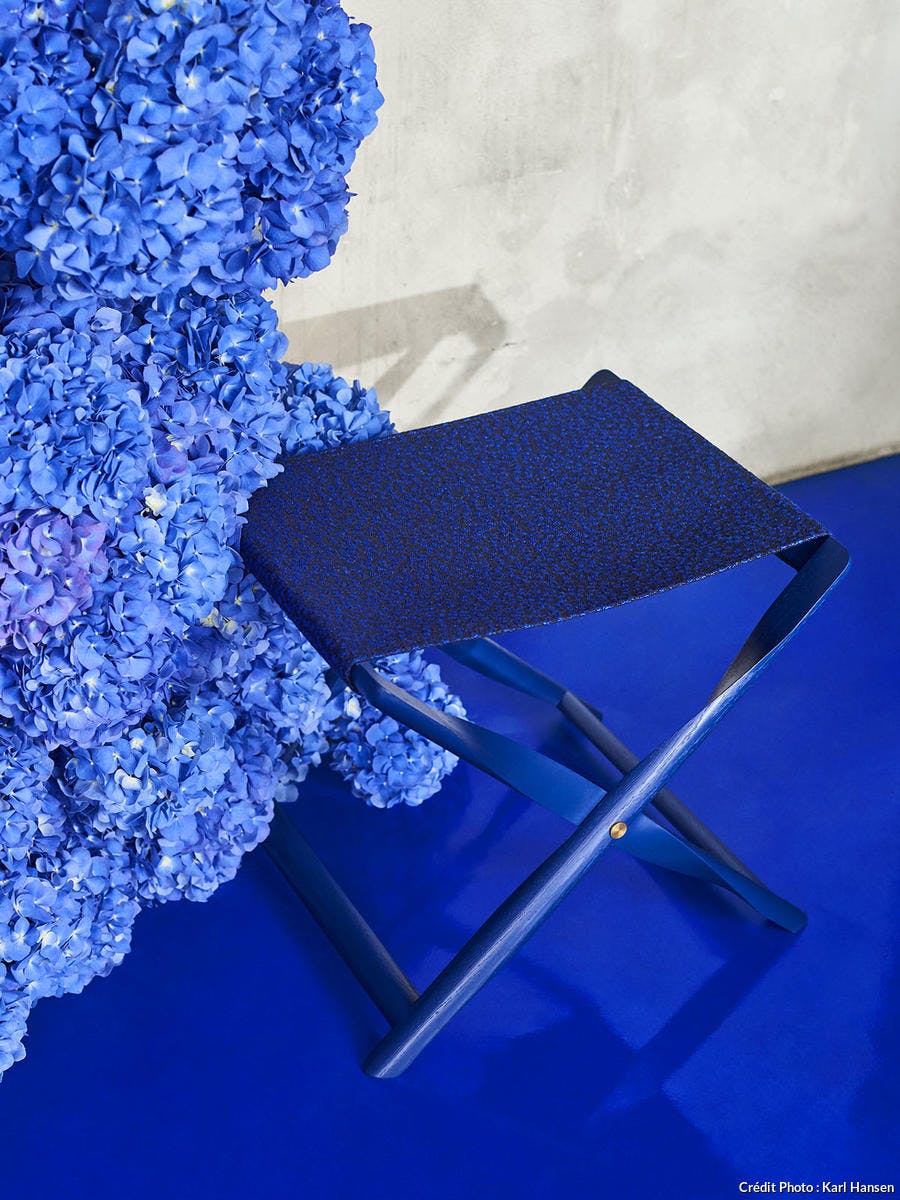tabouret pliable bois et tissu bleu klein