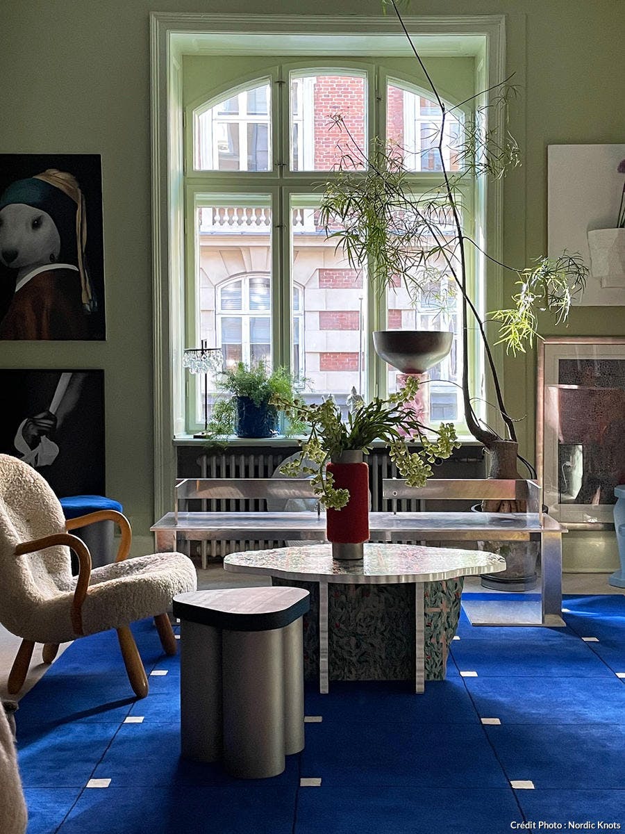 tapis à motifs bleu klein