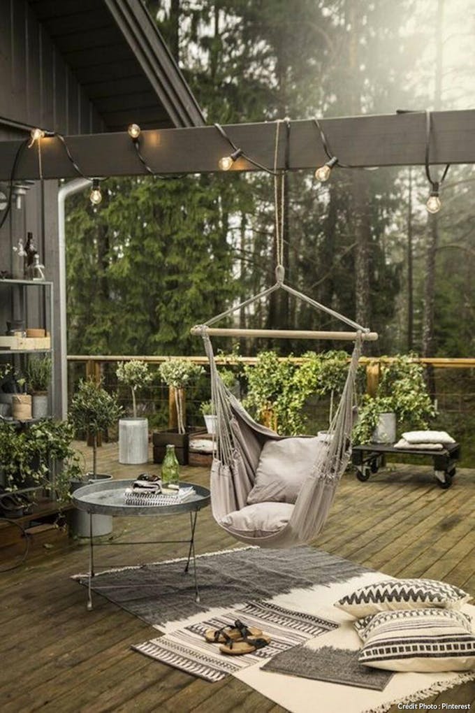 Terrasse bohème avec balancelle de jardin sous forme de hamac