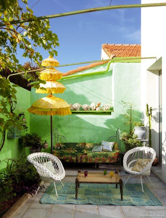 Terrasse avec murs colorés unis