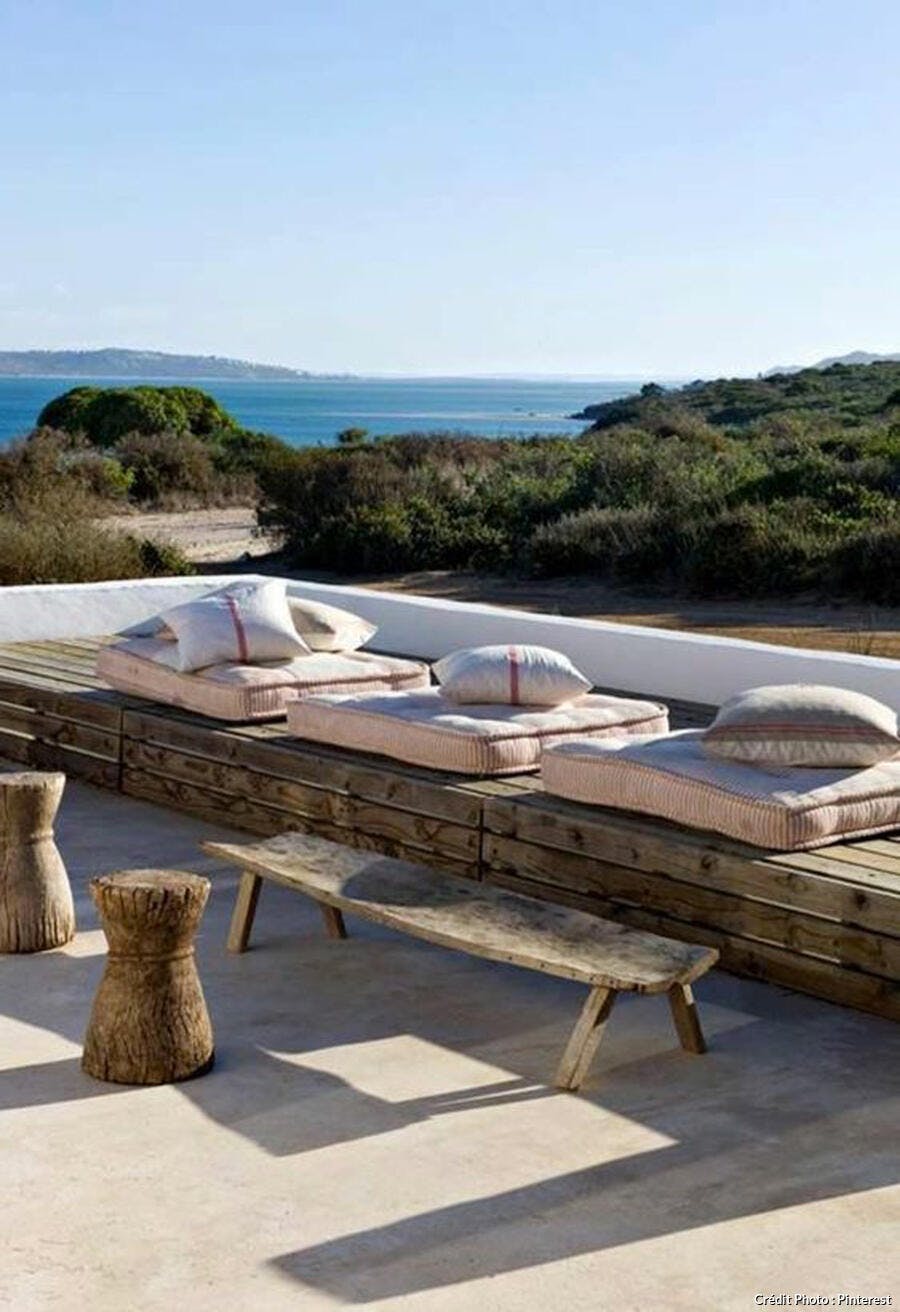 Canapé en bois minimaliste avec vue sur la mer