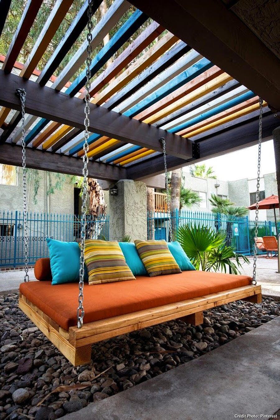 Terrasse zen avec balancelle en palette et assises colorées