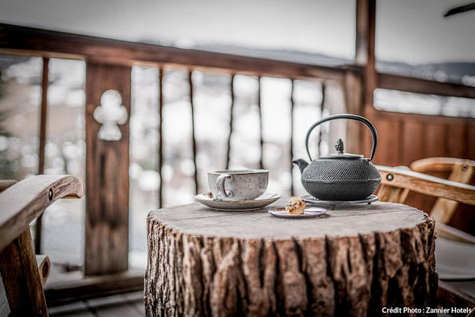 Tea time en terrasse sur rondin de bois.