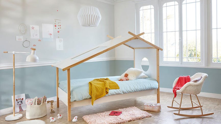 une chambre d'enfant avec un lit cabane