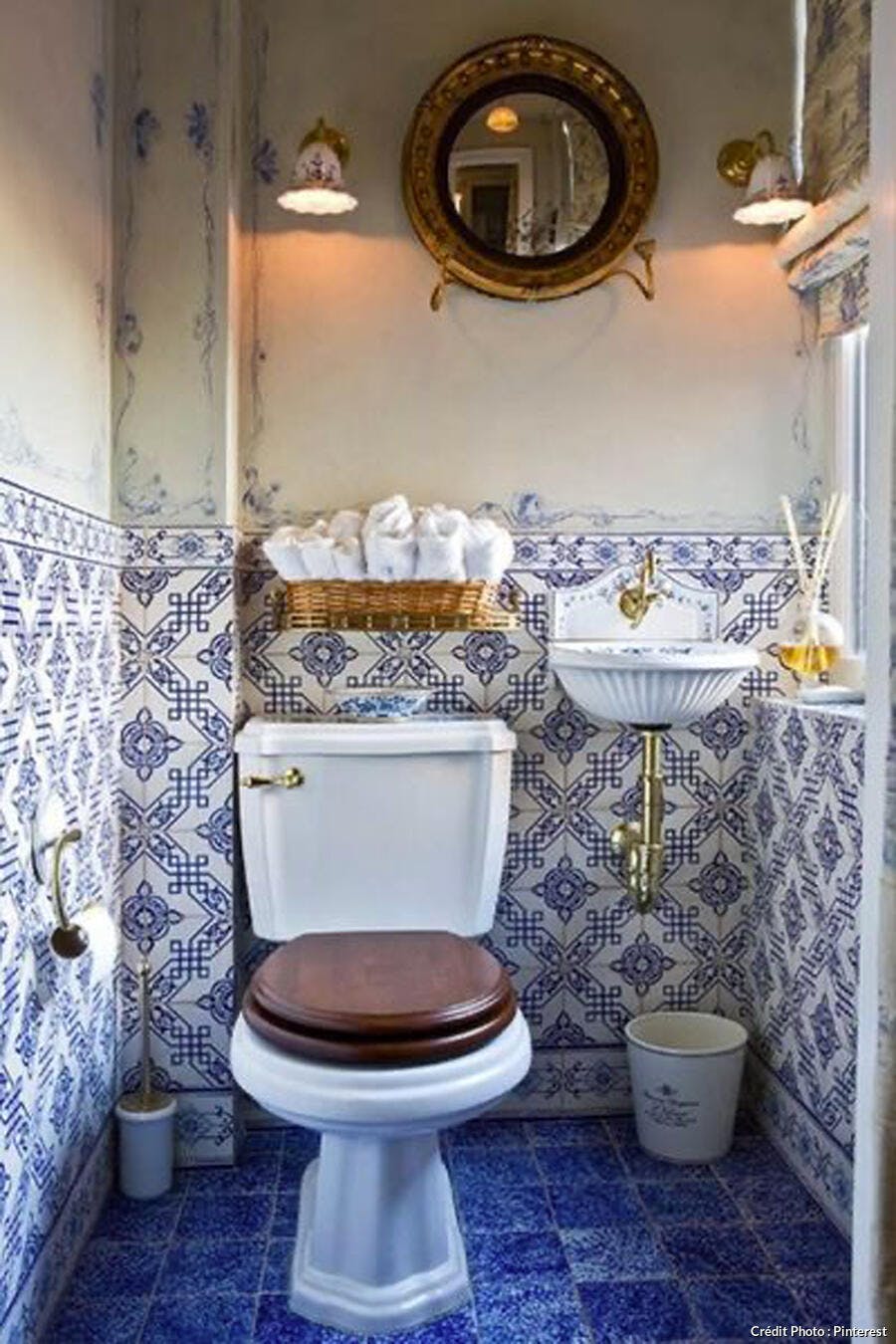 Toilettes vintages avec des carreaux de crédence 