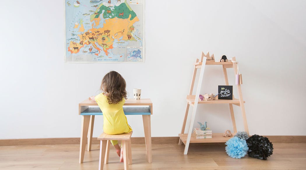 chambre d'enfant avec un bureau et une étagère design