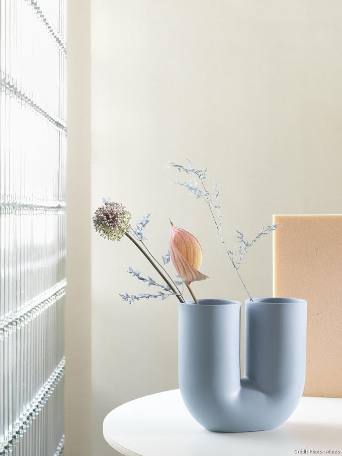 vase design bleu pastel