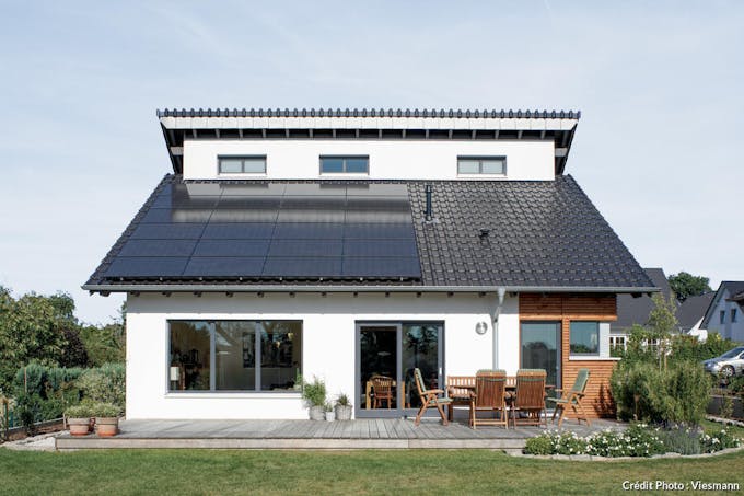 une maison avec des panneaux solaires photovoltaïques 