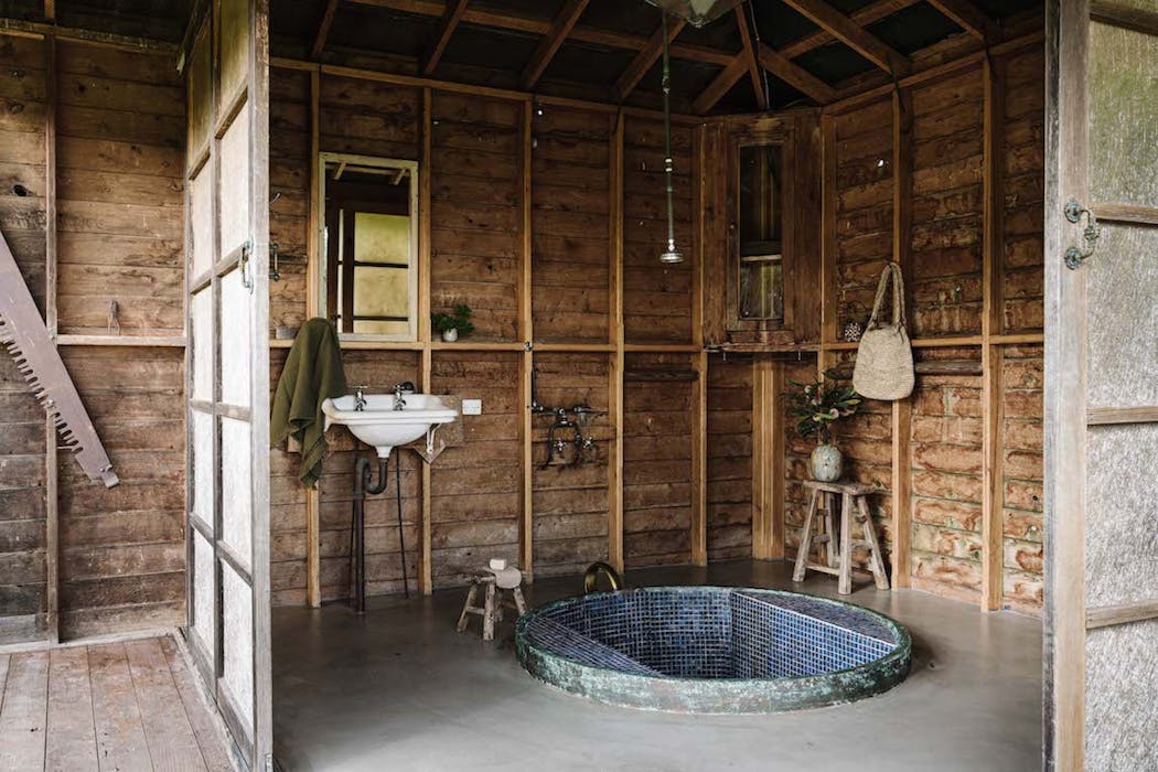 Salle de bains en bois avec baignoire façon piscine.