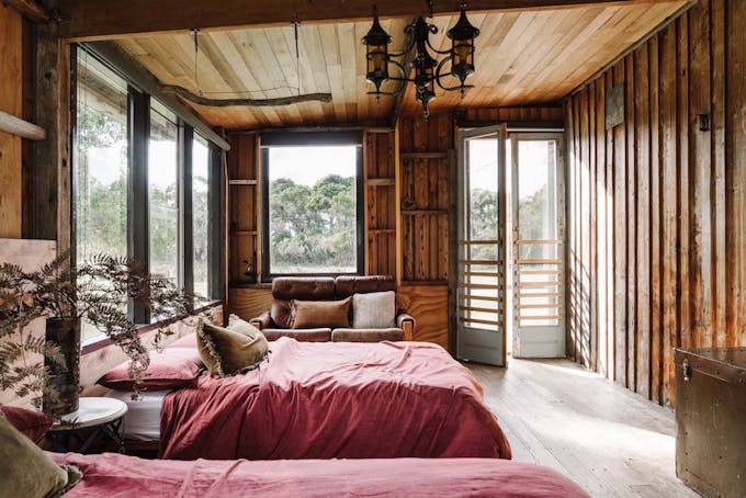 Chambre à coucher rose et bois dans un esprit chalet de montagne.