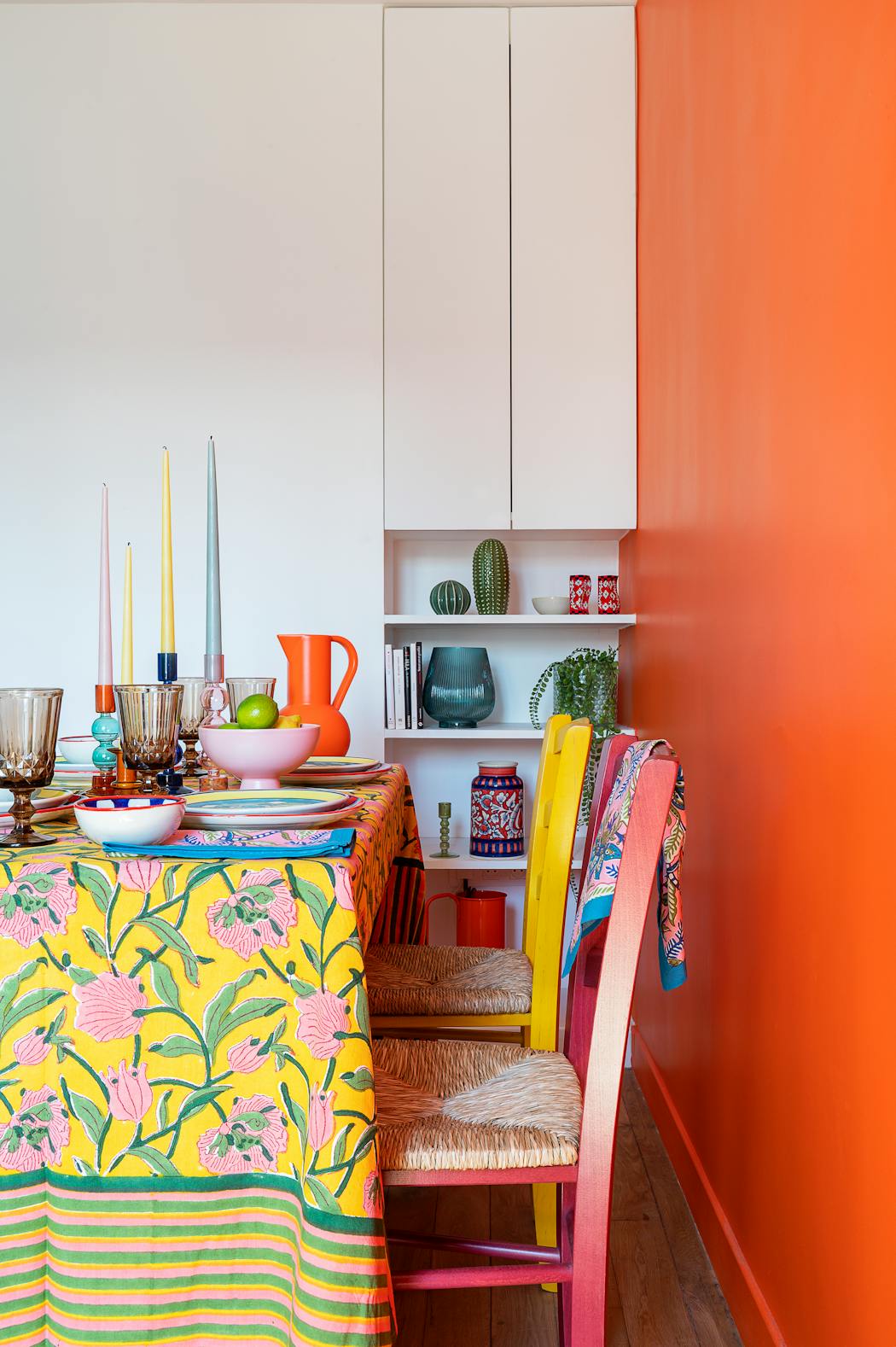 Table de la salle à manger dressée aux motifs colorés