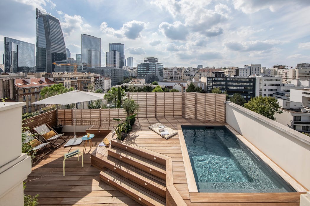 Petite piscine design sur un toit terrasse