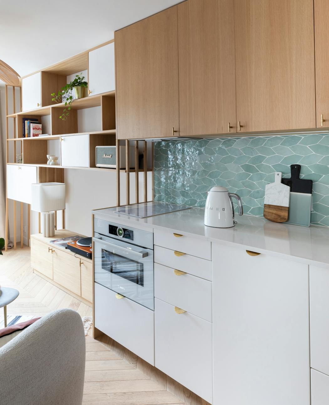 Une cuisine compacte tout en longueur, bois blond et blanc