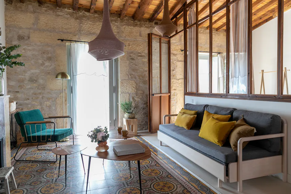 Visite d'un appartement sous forme de maison en pierres à Montpellier ...
