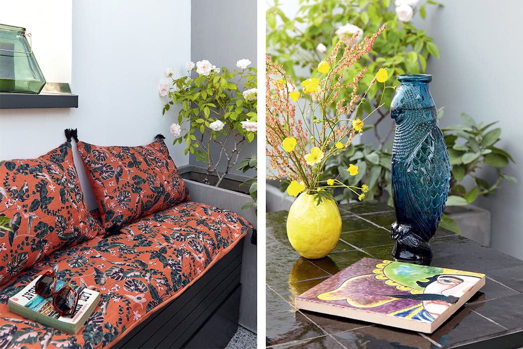 Canapé banc-coffre aux coussins fleuris et décoration