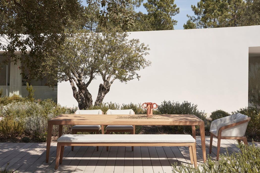 banc et table en bois sur une terrasse