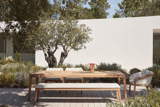 banc et table en bois sur une terrasse