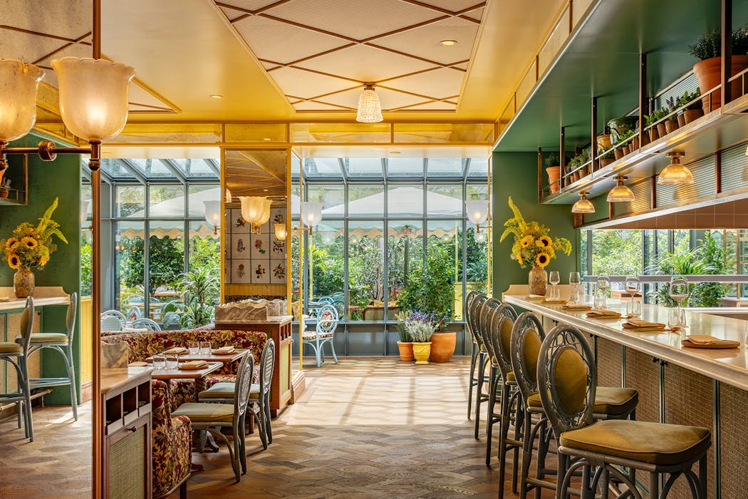 un restaurant parisien donnant sur une jardin arboré 